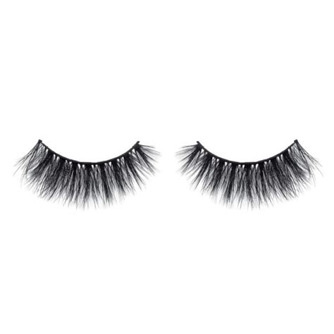 Make Everyone Stare With These Flirtatious And Flawless Lash Fluffy