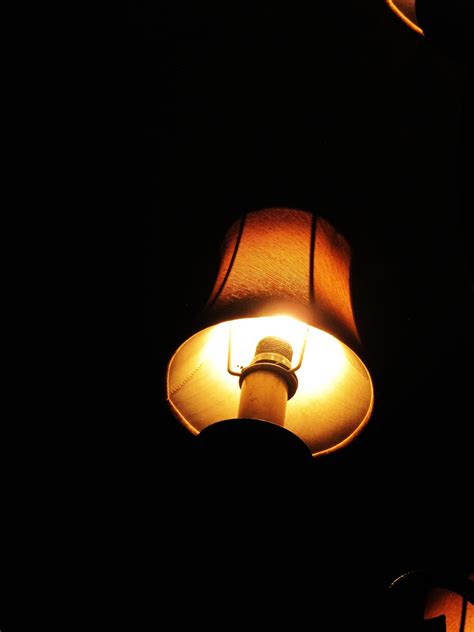무료 이미지 빛나는 밤 어두운 빨간 구근 광택 불꽃 불타는 듯한 빛깔 어둠 램프 노랑 원 에너지