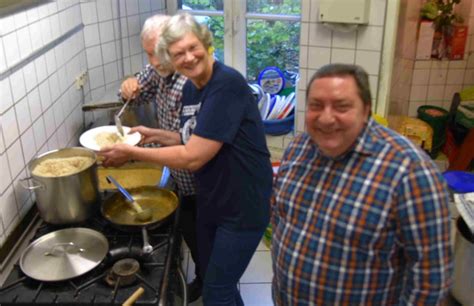 Vivien chruszcz (l.) und freundin laura fleschhut aus der 6. Bilder vom SonntagsKochen mit SchülerInnen und LehrerInnen ...