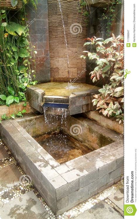 Dengan memiliki taman kecil di rumah, dapat membuat anda merasa lebih rileks dan nyaman. Taman stock image. Image of kolam, hias, ikan, taman ...