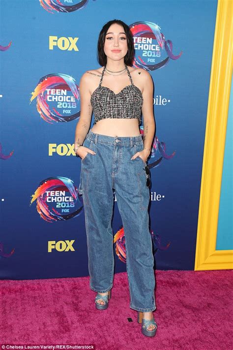 Noah Cyrus Flashes Midriff In Crop Top At Teen Choice Awards Daily Mail Online