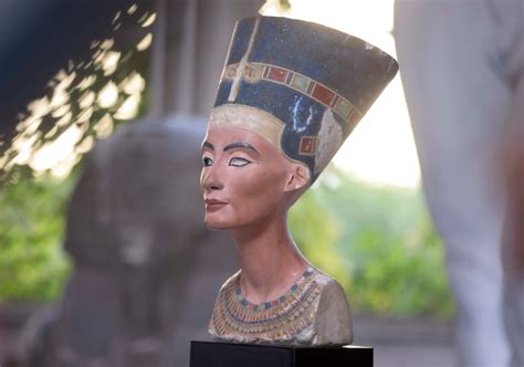 Egypt S Lost Queen Nefertiti May Lie Concealed In King Tut S Tomb By Reuters