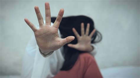 20 Jahre Lang Mann Vergewaltigt Freundin Im Schlaf Und Filmt Seine Tat