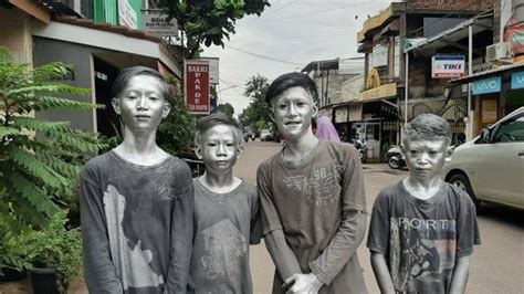 Amazon advertising find, attract, and engage customers: Kisah Manusia Silver di Depok, Kerap 'Bersedekah' ke ...