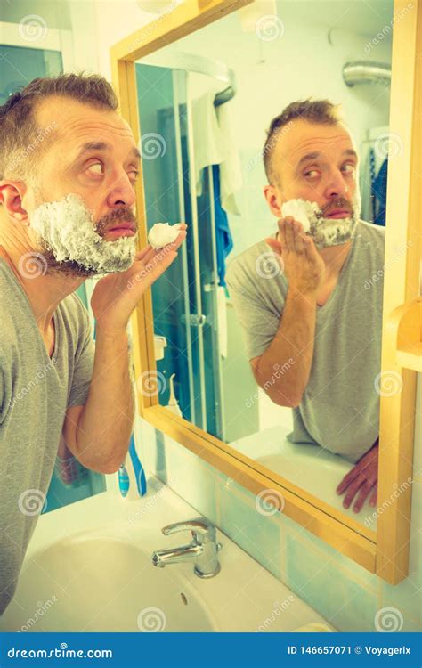 Indiv Duo Que Barbeia Sua Barba No Banheiro Imagem De Stock Imagem De Macho Espelho