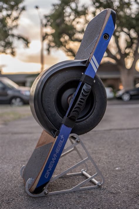 Unlike the electric unicycle, the riders feet (and body) are typically pointed at a perpendicular angle to the wheel and direction of travel. UPDATED Thing Thoughts: The OneWheel Is For Social Media ...
