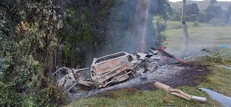 Carro bate em árvore pega fogo e motorista morre no Norte de SC