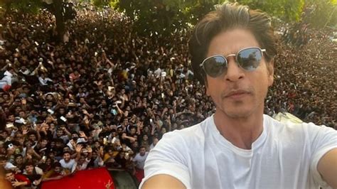 Pathaan Controversy Protest At Shah Rukh Khans Dunki Shooting Venue In Jabalpur Newslength