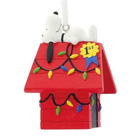 Snoopy Dog House With Christmas Lights Snoopy Decorating His Dog