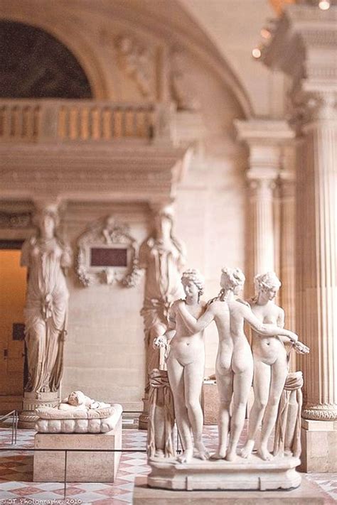 Louvre Les Trois Grâces Avec Les Caryatides En Arrièreplan Aesthetic