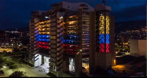 Imponente AsÍ Luce La Bandera De Colombia El Edificio Inteligente La