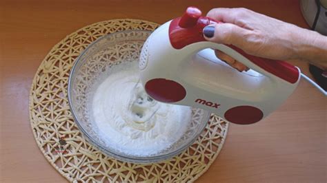 Procedimento per montare la panna: Semifreddo al melone monoporzione - Mind Cucina e Gusto