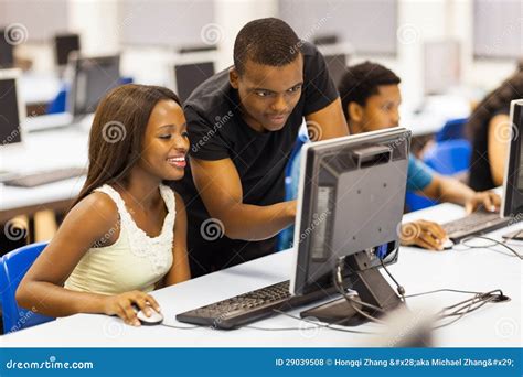 Ordinateur Africain Détudiants Photo Stock Image Du Africain Hommes