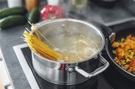 Kochtopf mit kochenden spaghetti nudeln in der küche nahansicht