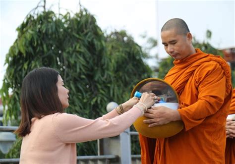 Hình ảnh Tuyệt đẹp Chư Tăng Khất Thực Gieo Duyên Trên Thành Phố Huế Phật Sự Lâm Đồng