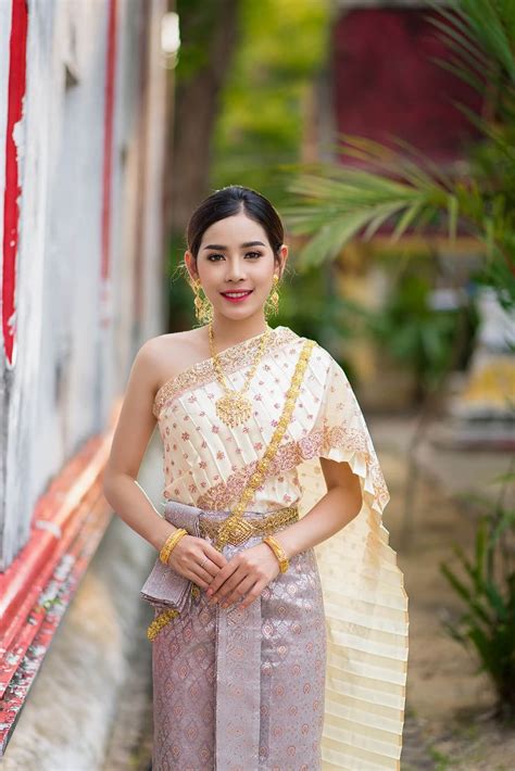 Traditional Thai Costumes Photoshoot In Phuket In 2021 Thai Clothes Traditional Thai Clothing