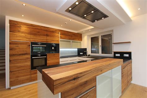 Moderne küche mit viel holz und ein, in die wand eingebauter hochschrank. Hand gehackte Altholzküche in Eiche - Listberger Tischlerei