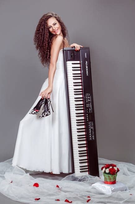 Female Piano Player In Dubai Event Pianist Is Dubai And Uae