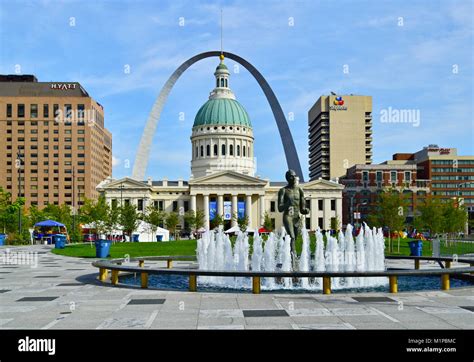 St Louis Mo Usa September 29 2017 Statue And Fountain At Kiener