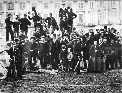 Bruno Braquehais La Commune De Paris 1871 Curieux Sur La Place