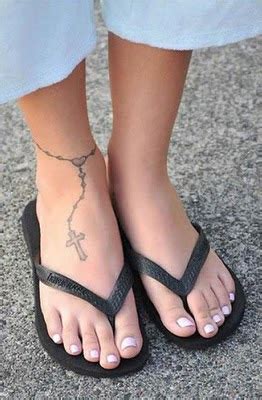 Floral designs in each and every ethnicity are considered as beautiful and a floral foot tattoo design embodies a connection between mother nature and females. Beautiful Foot Tattoos For Women | Que la historia me juzgue