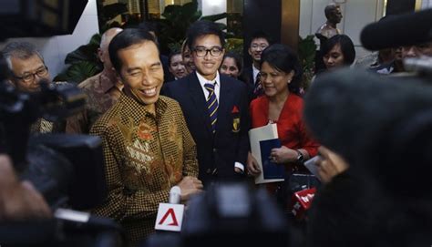 Jokowi Dines With Son At Singapore Lucky Plaza Engtecoaseanbeyond