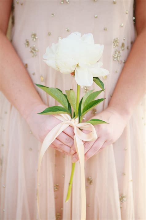 20 stunning and budget friendly single stem bouquets chic vintage brides chic vintage brides