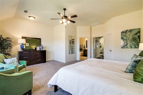 Welcome to our primary bedroom colors page where you'll discover many terrific bedroom color ideas. Emerald green can add a regal touch to your bedroom ...