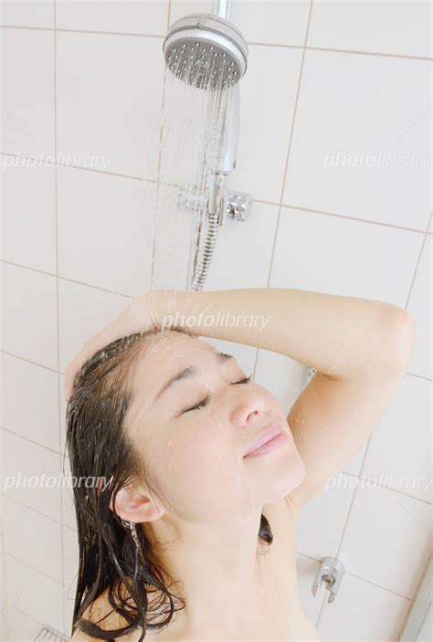 シャワーを浴びる若い女性 写真素材 [ 2943953 ] フォトライブラリー photolibrary