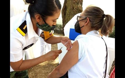 Ante las afirmaciones de que las personas vacunadas no son portadoras del virus, los investigadores emiten advertencias. Coronavirus: Médicos del IMSS Jalisco reciben vacuna | El ...