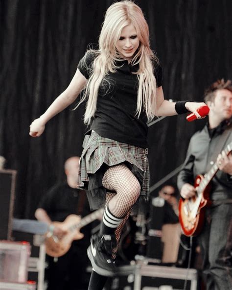 Celebrity Style Icons Celebrity Outfits Avril Lavigne Photos Avril Lavigne Style Punk Avril