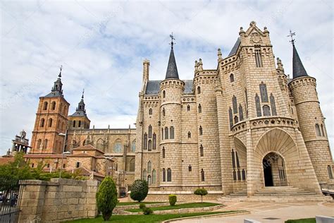 Als militaire vestiging op weg naar de goudmijnen in las medulas. Gaudi palace in Astorga, Leon, Espanha — Stock Photo © pabkov #35260757