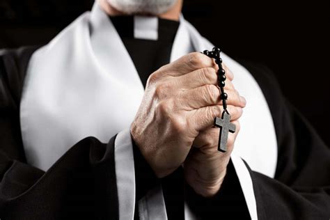 sacerdote de 80 años abandona sus hábitos religiosos y se casa con un joven de 25 años