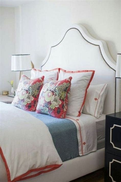 Many people who love this style of pillow can't fathom the thought of sleeping on anything else. 20+ Cozy Perfect Pillow Arrangement Decor Ideas for Queen ...