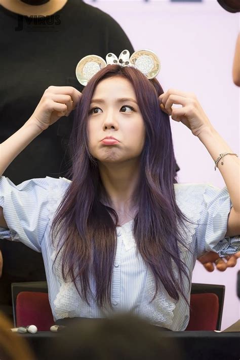 Salah satu member yang menarik perhatian adalah kim jisoo, dara kelahiran seoul korea selatan ini sering bertingkah absurd dan lucu . Who is the cutest member of Black Pink? - Quora