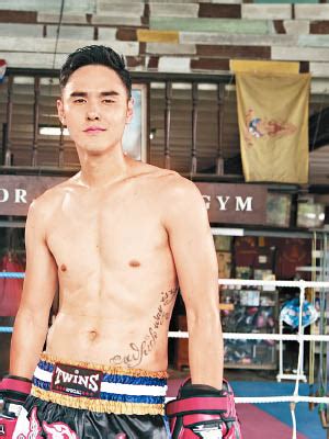 阮經天出生於 台灣 臺中市 眷村 的 軍人 家庭，父親為 浙江省 台州 溫嶺 人。. 阮經天扶搖直上被楊冪「征乾」暈4次 - 東方日報