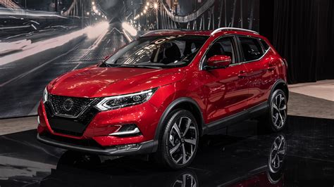 2020 Nissan Rogue Sport Photos And Info The Small Suv Gets Fresher