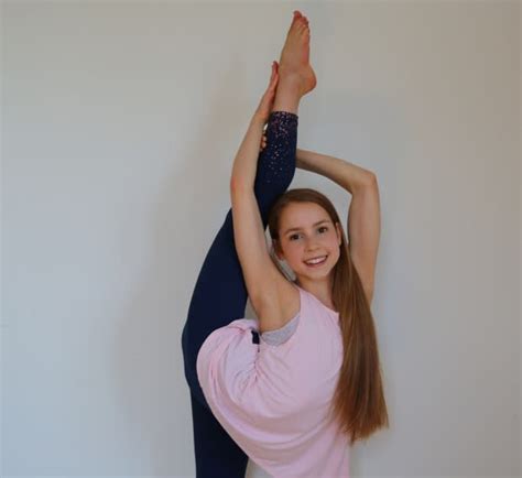 17 Year Old Contortionist Gains Online Success By Teaching Others The