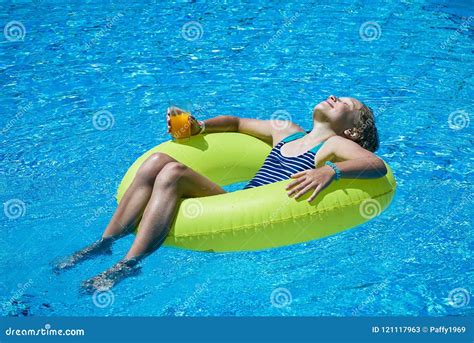 坐在游泳池的可膨胀的圆环的女孩与冷的饮料 库存图片 图片 包括有 旅馆 享用 水色 水平 鸡尾酒 121117963