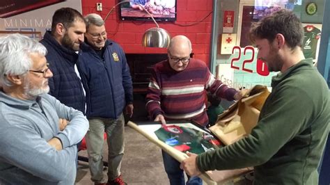 Cuenta oficial del barakaldo club de fútbol. Sponsor - Entrega de camiseta a La Casa del Electricista ...