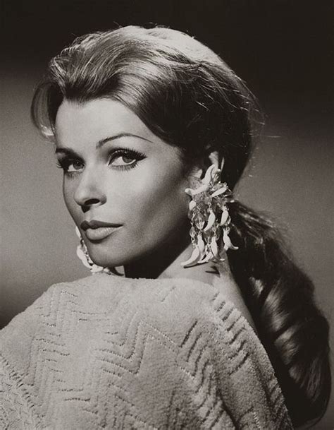 Born 13 may 1941) is an austrian film, stage and television actress, producer and author living in germany. SENTA BERGER | Senta, Glamour, Fotos de mulheres bonitas