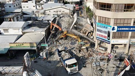 Strong Earthquake Topples Building In Taiwan The New York Times