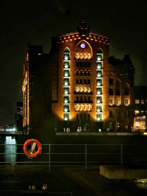 Stockwerk befinden, mit jeweils zwei etagen und über 400 m 2. Fotografie....: Abends in der Hafencity