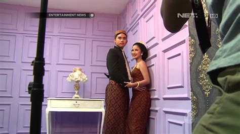Kemudian, jawa klasik menjadi inspirasi utama untuk tema kedua. Chacha Frederica Menjalani Foto Prewedding dengan Konsep Jawa Kuno - YouTube
