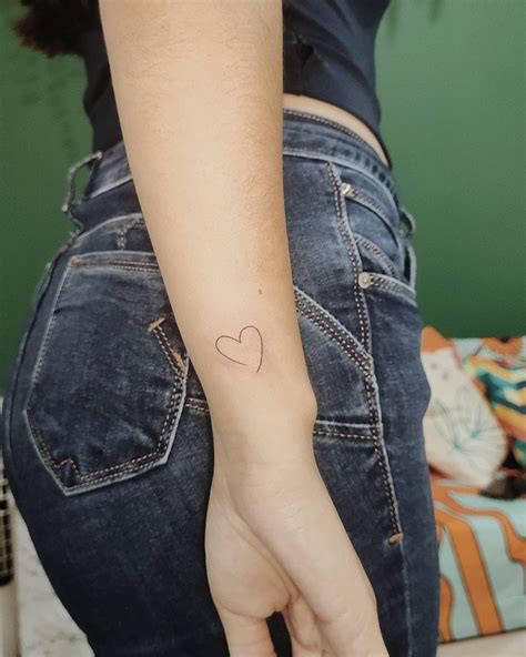 Tatuagem de coração no pulso 75 ideias incríveis para tatuar agora