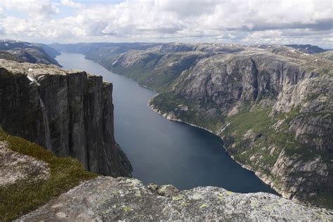 At the end of the fjord lies the tall kjerag mountain, another popular hiking destination with an iconic spherical rock that sits in a crevice along the trail. Blick vom Kjerag auf den Lysefjord, Norwegen Foto & Bild ...