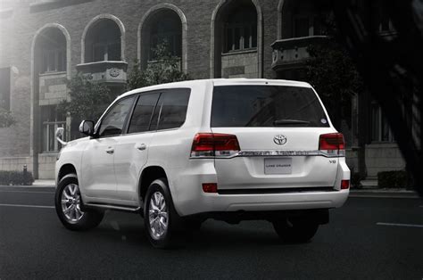 The toyota land cruiser 2011 is one of the finest vehicles on the road and what variations it has gone through from the previous model, following lines on its review will discuss the facts. Toyota Land Cruiser V8 2018 Price and Specifications in Pakistan