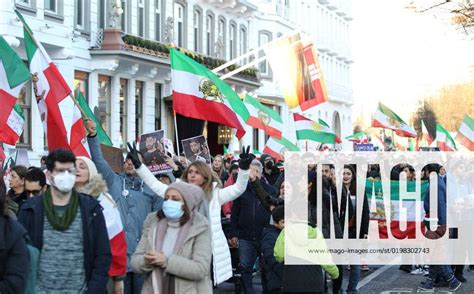 demonstration von exil iranern in hamburg gegen das mullah regime im iran der aufzug stand unter