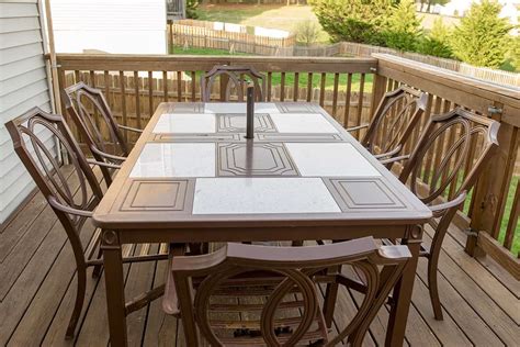Give new life to dirty, rusty outdoor metal or wrought iron patio furniture with spray paint. How to Spray Paint Outdoor Furniture | Craving Some Creativity