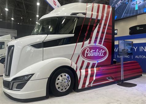 Supertruck Ii And Fuel Cell Electric Trucks Shown At Paccar Stand At